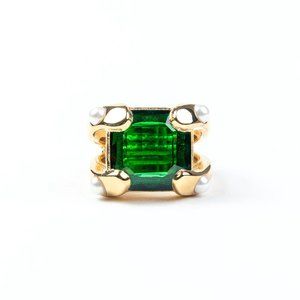 KENNETH JAY LANE, POLISHED GOLD ADJUSTABLE RING WITH EMERALD STONE AND PEARL